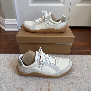 Vivobarefoot Women’s Gobi II Leather Sneaker size 8/39